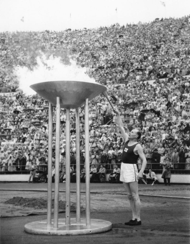 Helsinki-1952-Paavo Nurmi Paavo Nurmi sytyttää olympiatulen Helsingin olympialaisten avajaisssa 19.7.1952