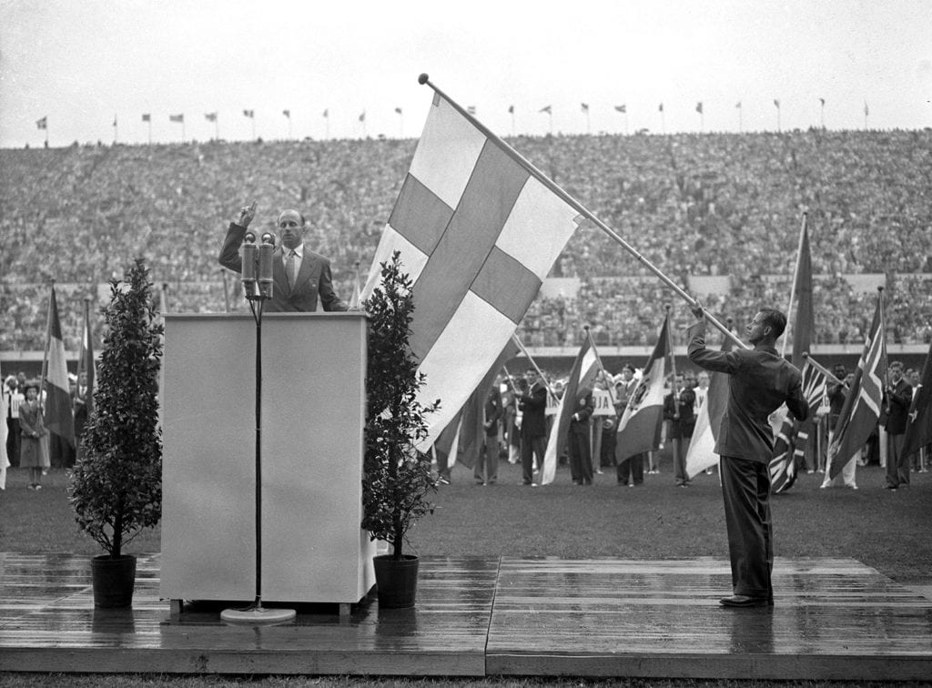 Voimistelija Heikki Savolainen vannoo olympiavalan Helsingin olympialaisten avajaisissa 19.7.1952 Heikki Savolainen vannoo olympiavalan Helsingin olympiakisojen avajaisissa.