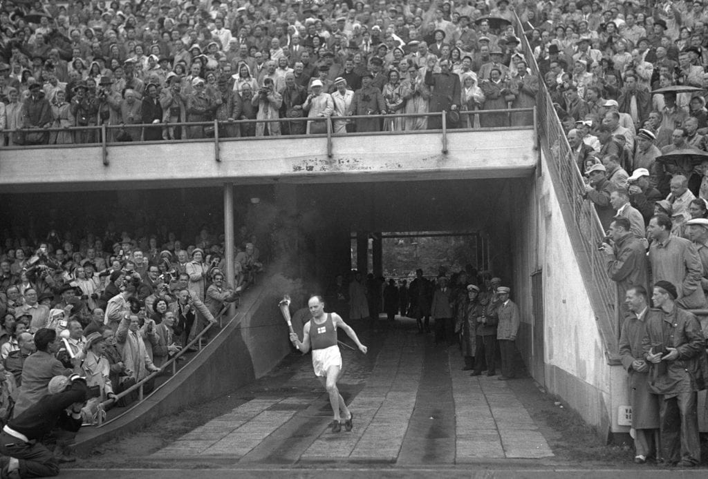 Paavo Nurmi tuo olympiasoihdun stadionille Paavo Nurmi tuo olympiasoihdun stadionille 1952.