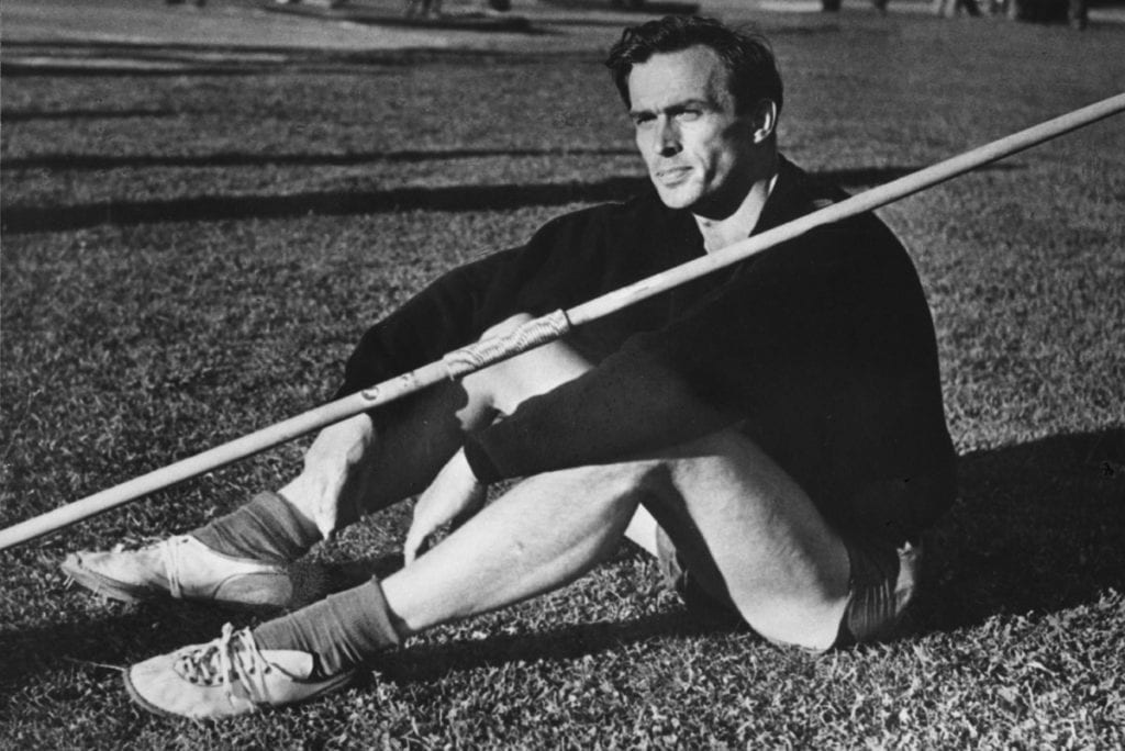 Tapio Rautavaara istuu nurmikolla keihään kanssa 1940-luvulla. Hall of Fame Tapio Rautavaara istuu nurmikolla keihään kanssa Urheilumuseo